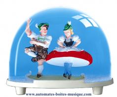 Boules à neige classiques non musicales fabriquées en Allemagne Boule à neige classique non musicale allemande : boule à neige en plastique avec danseurs bavarois