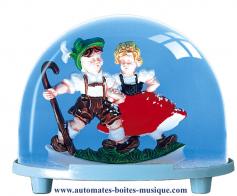Boules à neige classiques non musicales fabriquées en Allemagne Boule à neige classique non musicale allemande : boule à neige en plastique avec couple bavarois