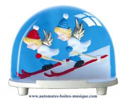 Boules à neige classiques non musicales fabriquées en Allemagne Boule à neige classique non musicale allemande : boule à neige en plastique avec anges skieurs