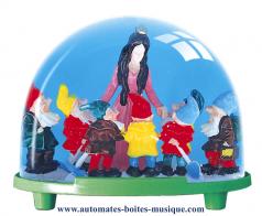 Boules à neige classiques non musicales fabriquées en Allemagne Boule à neige classique non musicale allemande : boule à neige en plastique avec Blanche Neige et les sept nains