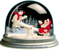 Boules à neige classiques non musicales fabriquées en Allemagne Boule à neige classique non musicale allemande : boule à neige en plastique avec balançoire