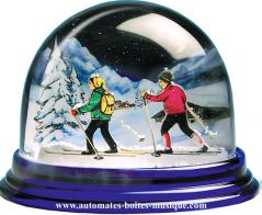 Boules à neige classiques non musicales fabriquées en Allemagne Boule à neige classique non musicale allemande : boule à neige en plastique avec skieurs