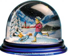 Boules à neige classiques non musicales fabriquées en Allemagne Boule à neige classique non musicale allemande : boule à neige en plastique avec patineurs