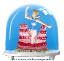 Boules à neige classiques non musicales fabriquées en Allemagne Boule à neige classique non musicale allemande : boule à neige en plastique avec gâteau