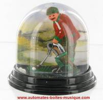 Boules à neige classiques non musicales fabriquées en Allemagne Boule à neige classique non musicale allemande : boule à neige en plastique avec golfeur