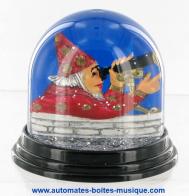 Boules à neige classiques non musicales fabriquées en Allemagne Boule à neige classique non musicale allemande : boule à neige en plastique avec magicien