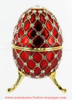Oeufs musicaux en métal de style Fabergé Oeuf musical de style Fabergé : oeuf musical rouge en métal avec strass et 3 pieds