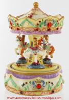Carrousels musicaux miniatures en résine Carrousel musical miniature en résine : carrousel musical beige avec fleurs