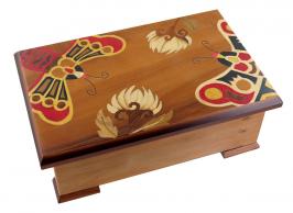 Boîtes à musique traditionnelles fabriquées en France Boîte à musique avec marqueterie traditionnelle : boîte à musique avec papillons et fleurs