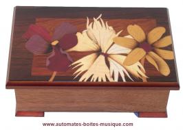 Boîtes à musique traditionnelles fabriquées en France Boîte à musique avec marqueterie traditionnelle : boîte à musique avec trois fleurs