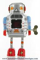 Jouets en métal, tôle ou fer blanc : robots mécaniques en métal Robot mécanique en métal, tôle et fer blanc : robot mécanique en métal "Robot gris avec pieds rouges"