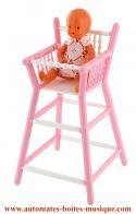 Poupées Très petite poupée articulée en matière plastique : poupée articulée sur une chaise haute