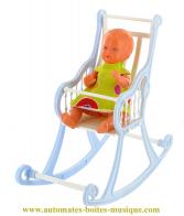 Poupées Très petite poupée articulée en matière plastique : poupée articulée sur une chaise à bascule