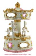 Carrousels musicaux miniatures en polystone Carrousel musical miniature en polystone : carrousel musical avec dorures