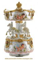 Carrousels musicaux miniatures en polystone Carrousel musical miniature en polystone : carrousel musical avec dorures