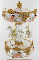 Carrousels musicaux miniatures en polystone Carrousel musical miniature en polystone : carrousel musical avec dorures