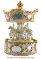 Carrousels musicaux miniatures en polystone Carrousel musical miniature en polystone : carrousel musical avec dorures