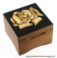 Boîtes à musique traditionnelles fabriquées en France Boîte à musique avec marqueterie traditionnelle : boîte à musique avec marqueterie rose blanche