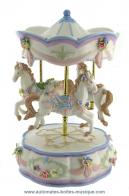 Carrousels musicaux miniatures en porcelaine Carrousel musical miniature en porcelaine : carrousel musical peint à la main