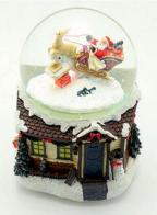 Boules à neige musicales de Noël (en stock) Boule à neige musicale de Noël : boule à neige avec Père Noël et traineau sur un toit
