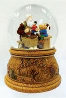 Boules à neige musicales de Noël disponibles sur commande (nous contacter) Boule à neige musicale de Noël : boule à neige avec Père Noël dans son atelier avec lutin.