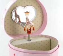 Boîtes à bijoux musicales avec animaux Boîte à bijoux musicale Trousselier avec Sophie la girafe "Paris" : boîte à bijoux Trousselier en bois en forme de coeur