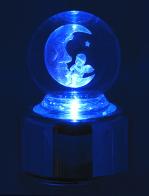 Boules de cristal musicales Boule de cristal musicale : boule de cristal avec lune et enfant et lumières changeantes