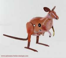 Jouets mécaniques en métal, tôle ou fer blanc non disponibles Jouet mécanique en métal, tôle et fer blanc : jouet mécanique "Kangourou avec bébé kangourou"