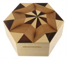 Boîtes à musique traditionnelles fabriquées en France Boîte à musique avec marqueterie traditionnelle : boîte à musique de 18 lames avec dessins géométriques