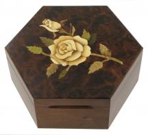 Boîtes à musique traditionnelles fabriquées en France Boîte à musique avec marqueterie traditionnelle : boîte à musique de 18 lames avec roses blanches