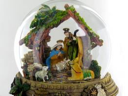 Boules à neige musicales de Noël disponibles sur commande (nous contacter) Boule à neige musicale de Noël : boule à neige avec scène de crèche et Rois mages sur le socle