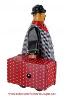 Jouets mécaniques en métal, tôle ou fer blanc Jouet mécanique en métal, tôle et fer blanc : jouet mécanique homme marchant avec une valise