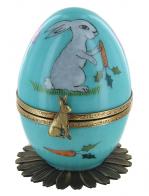 Oeufs musicaux de style Fabergé fabriqués en France Oeuf musical de style Fabergé fabriqué en France : oeuf musical turquoise en porcelaine avec lapin