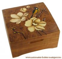 Boîtes à musique traditionnelles fabriquées en France Boîte à musique avec marqueterie traditionnelle : boîte à musique avec marqueterie oiseau et fleurs