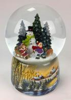 Boules à neige musicales de Noël disponibles sur commande (nous contacter) Boule à neige musicale de Noël : boule à neige de Noël en verre avec enfants et bonhomme de neige rentrant de la forêt