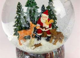 Boules à neige musicales de Noël disponibles sur commande (nous contacter) Boule à neige musicale de Noël : boule à neige de Noël en verre avec Père Noël assit avec des animaux dans la forêt de sapins.