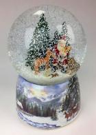 Boules à neige musicales de Noël disponibles sur commande (nous contacter) Boule à neige musicale de Noël : boule à neige de Noël en verre avec Père Noël assit avec des animaux dans la forêt de sapins.