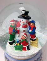 Boules à neige musicales de Noël disponibles sur commande (nous contacter) Boule à neige musicale de Noël : boule à neige avec enfants et bonhomme de neige