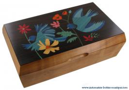 Boîtes à musique traditionnelles fabriquées en France Boîte à musique avec marqueterie traditionnelle : boîte à musique de 18 lames avec marqueterie 2 oiseaux
