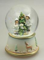 Boules à neige musicales de Noël disponibles sur commande (nous contacter) Boule à neige musicale de Noël : boule à neige musicale en verre avec deux enfants décorant un sapin