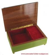 Boîtes à bijoux musicales en bois teinté fabriquées en Italie (18 lames) Boîte à bijoux musicale en bois de 18 lames avec marqueterie de motifs colorés : boîte à bijoux rectangulaire "vitraux"
