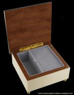 Boîtes à bijoux musicales en bois teinté fabriquées en Italie (18 lames) Boîte à bijoux musicale en bois de 18 lames avec marqueterie de motifs : boîte à bijoux carrée "losanges"