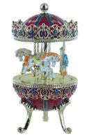 Oeufs musicaux en métal de style Fabergé Oeuf musical de style Fabergé : oeuf musical en métal argenté avec chevaux de carrousel