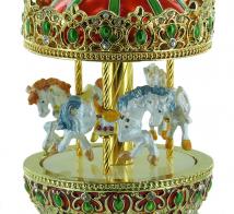 Oeufs musicaux en métal de style Fabergé Oeuf musical de style Fabergé : oeuf musical en métal doré avec chevaux de carrousel