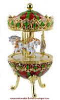 Oeufs musicaux en métal de style Fabergé Oeuf musical de style Fabergé : oeuf musical en métal doré avec chevaux de carrousel
