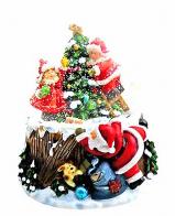 Boules à neige musicales de Noël disponibles sur commande (nous contacter) Boule à neige musicale de Noël: boule à neige avec Père Noël et enfant décorant un sapin