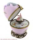 Oeuf musical de style Fabergé fabriqué en France: oeuf musical rose en porcelaine avec lapin