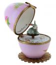 Oeuf musical de style Fabergé en porcelaine avec lapin rose - La vie en rose (Louiguy / Edith Piaf)