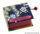 Boîte à musique à manivelle en forme de livre: boîte à musique à manivelle "Laurel et Hardy"