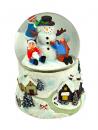 Boule à neige musicale de Noël : boule à neige avec enfants construisant un bonhomme de neige
